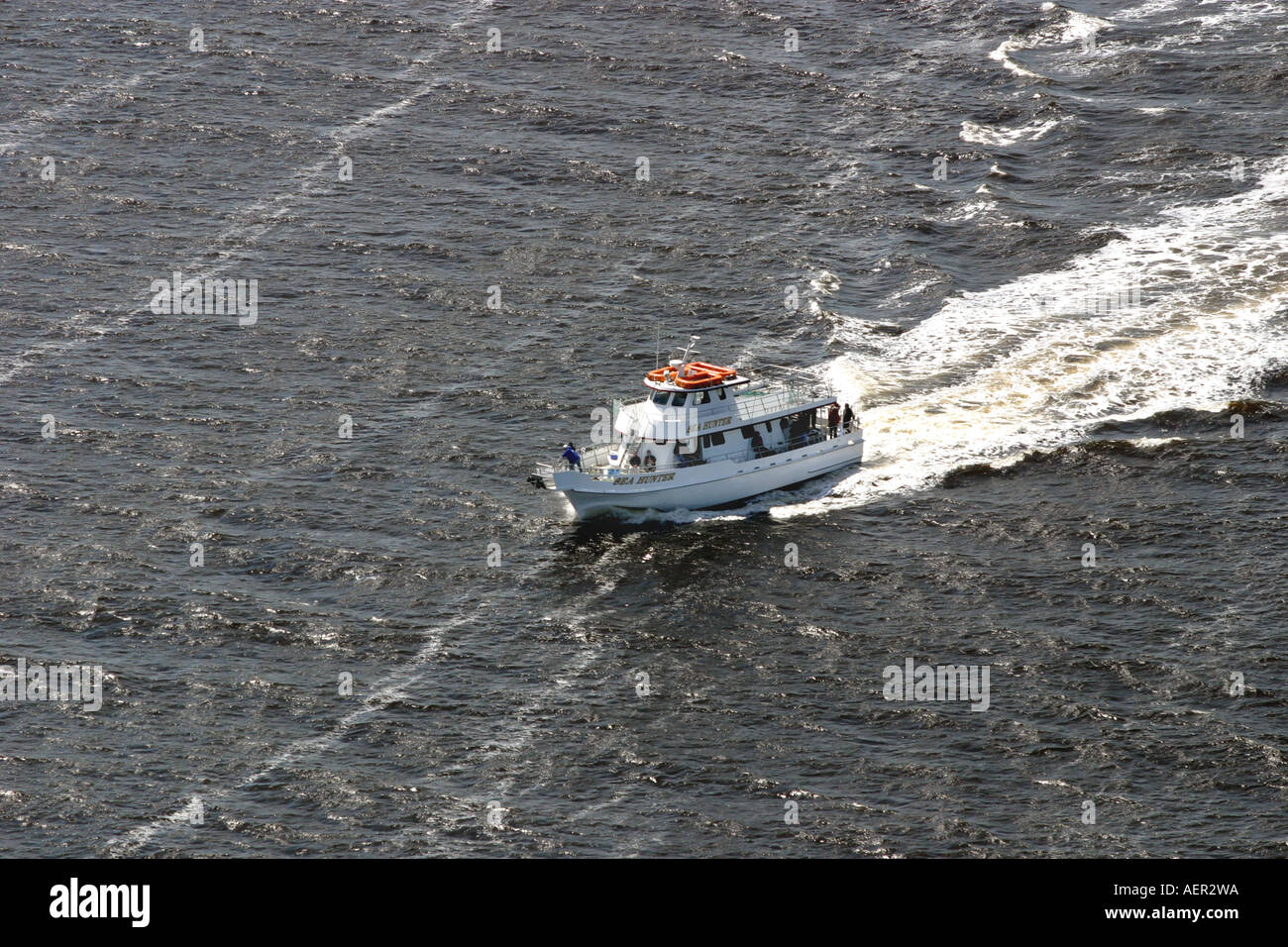 Luftaufnahme von einem Charterboot Angeln in der Nähe der Küste von New Jersey. Stockfoto