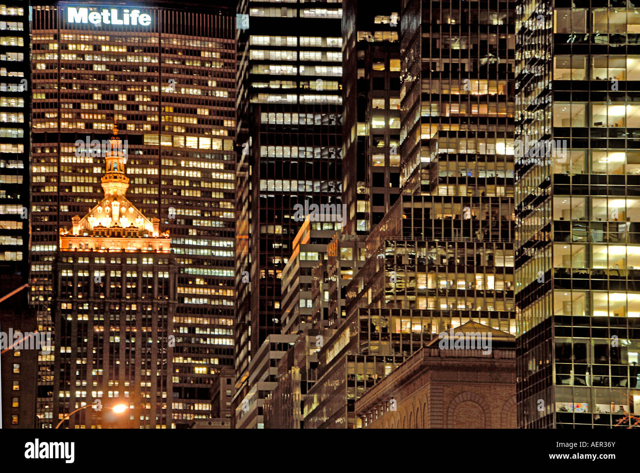 Park Avenue in der Nacht, New York. Stockfoto