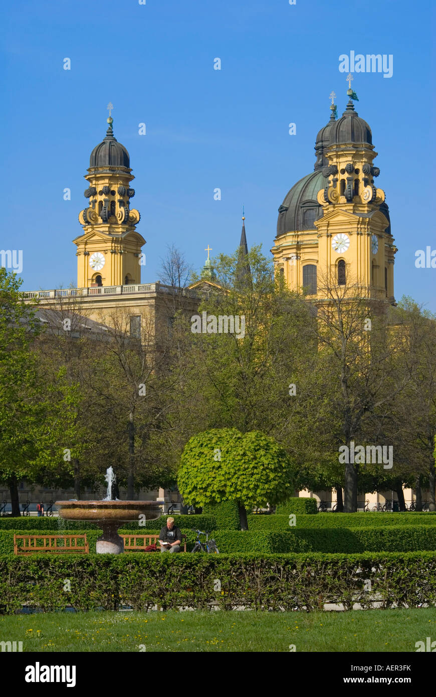 München, Bayern, Deutschland. Theatinerkirche (Kirche St. Cajetan - 1768) Kuppel und Türme vom Hofgarten aus gesehen Stockfoto