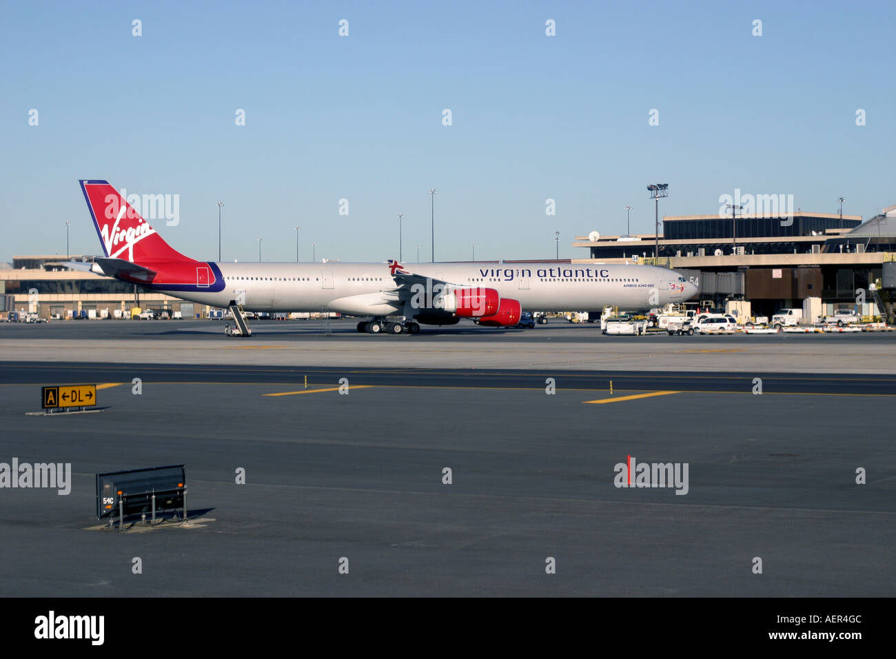 Virgin Airlines Flugzeug am auf dem Rollfeld am Flughafen Newark, New Jersey, Vereinigte Staaten von Amerika Stockfoto