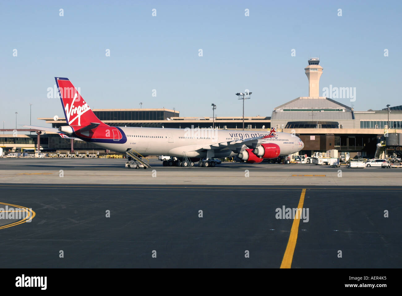 Virgin Airlines Flugzeug am auf dem Rollfeld am Flughafen Newark, New Jersey, Vereinigte Staaten von Amerika Stockfoto