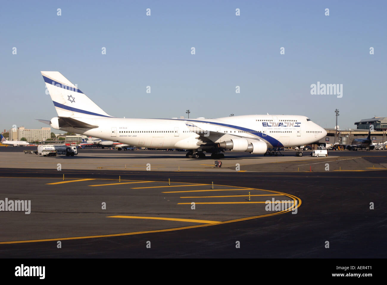 Flugzeuge auf Asphalt am Newark Liberty Airport und Newark, New Jersey, USA Stockfoto