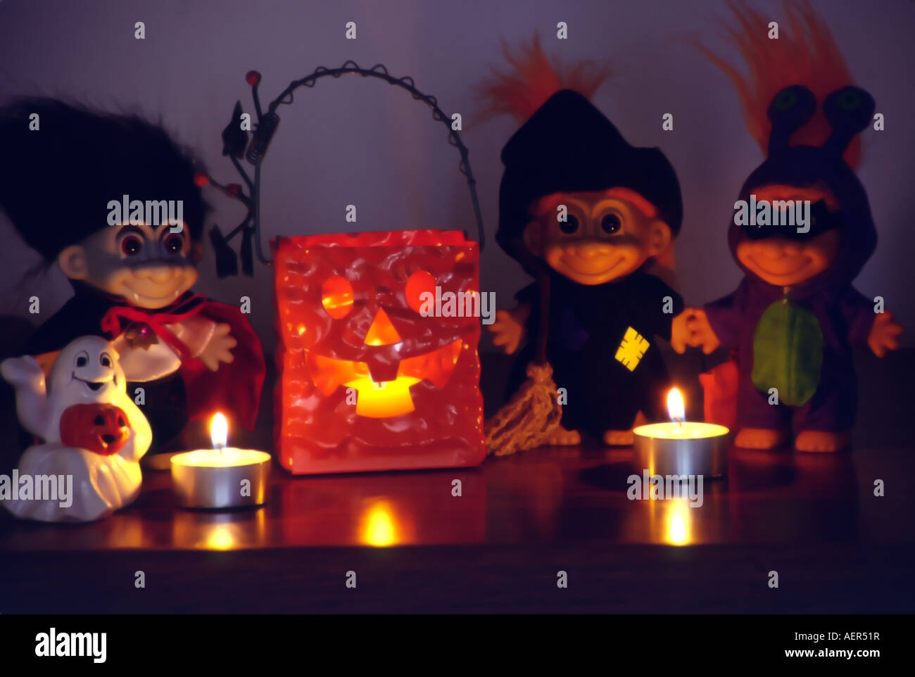 Halloween-Schnickschnack bei Kerzenlicht machen einen guten Urlaub unter dem Motto Still-Leben. Stockfoto