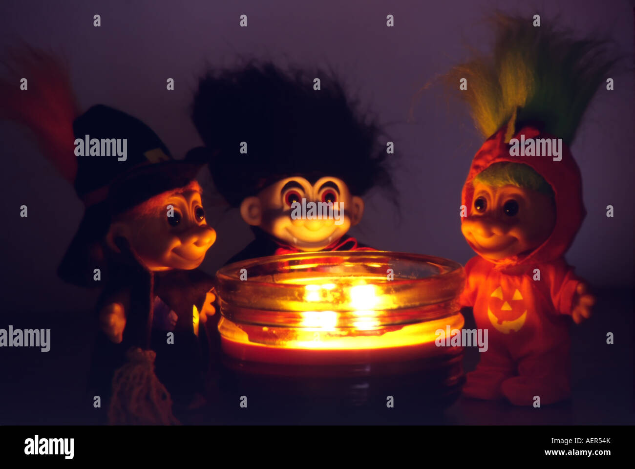 Halloween-Schnickschnack bei Kerzenlicht machen einen guten Urlaub unter dem Motto Still-Leben. Stockfoto