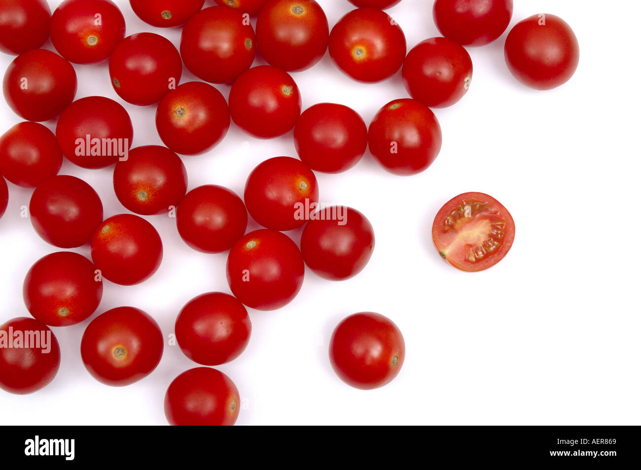 Cherry-Tomaten mit einem Schnitt in die Hälfte Stockfoto