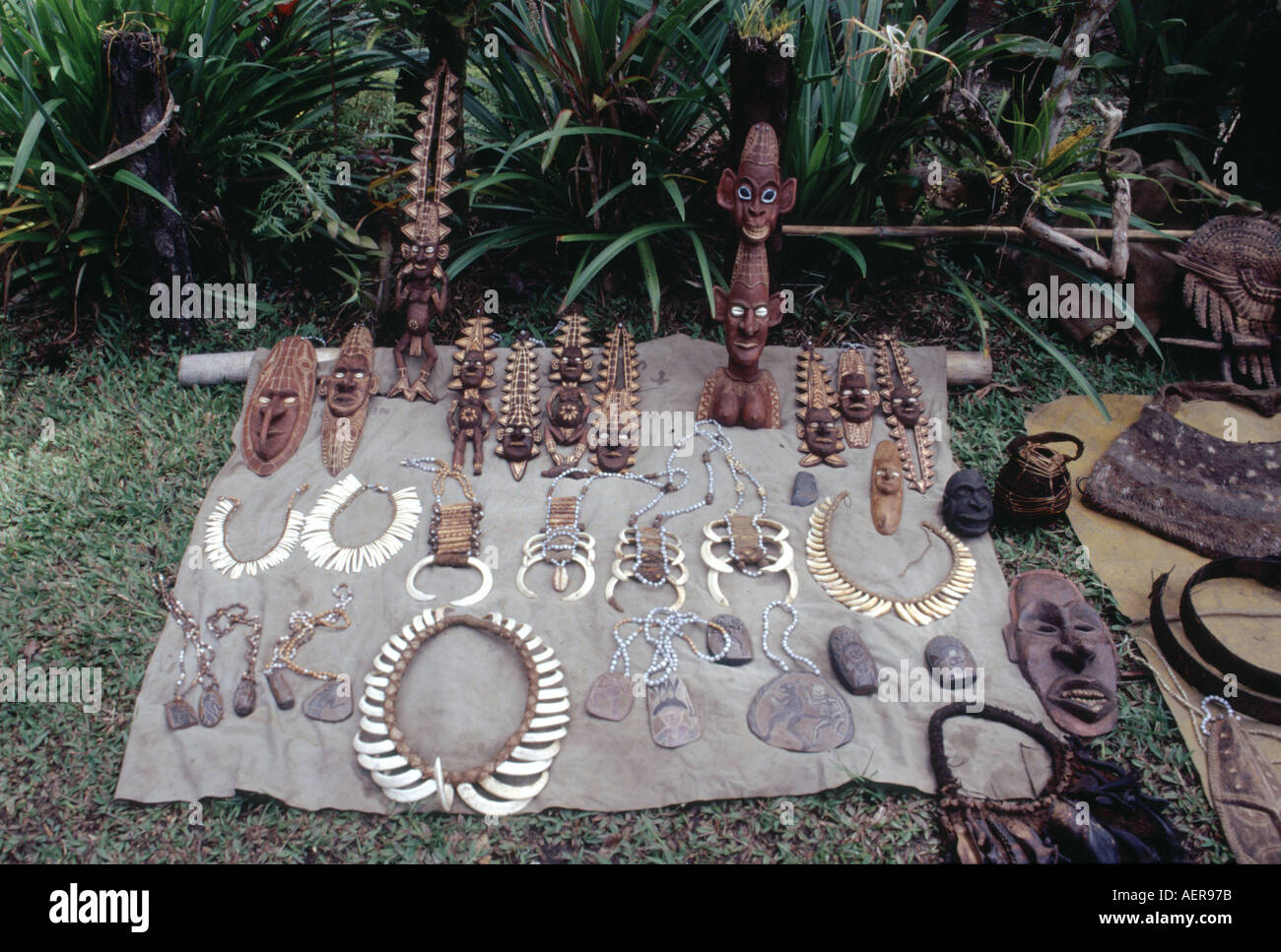 Souvenirs zum Verkauf in den Highlands, Papua-Neuguinea Stockfoto