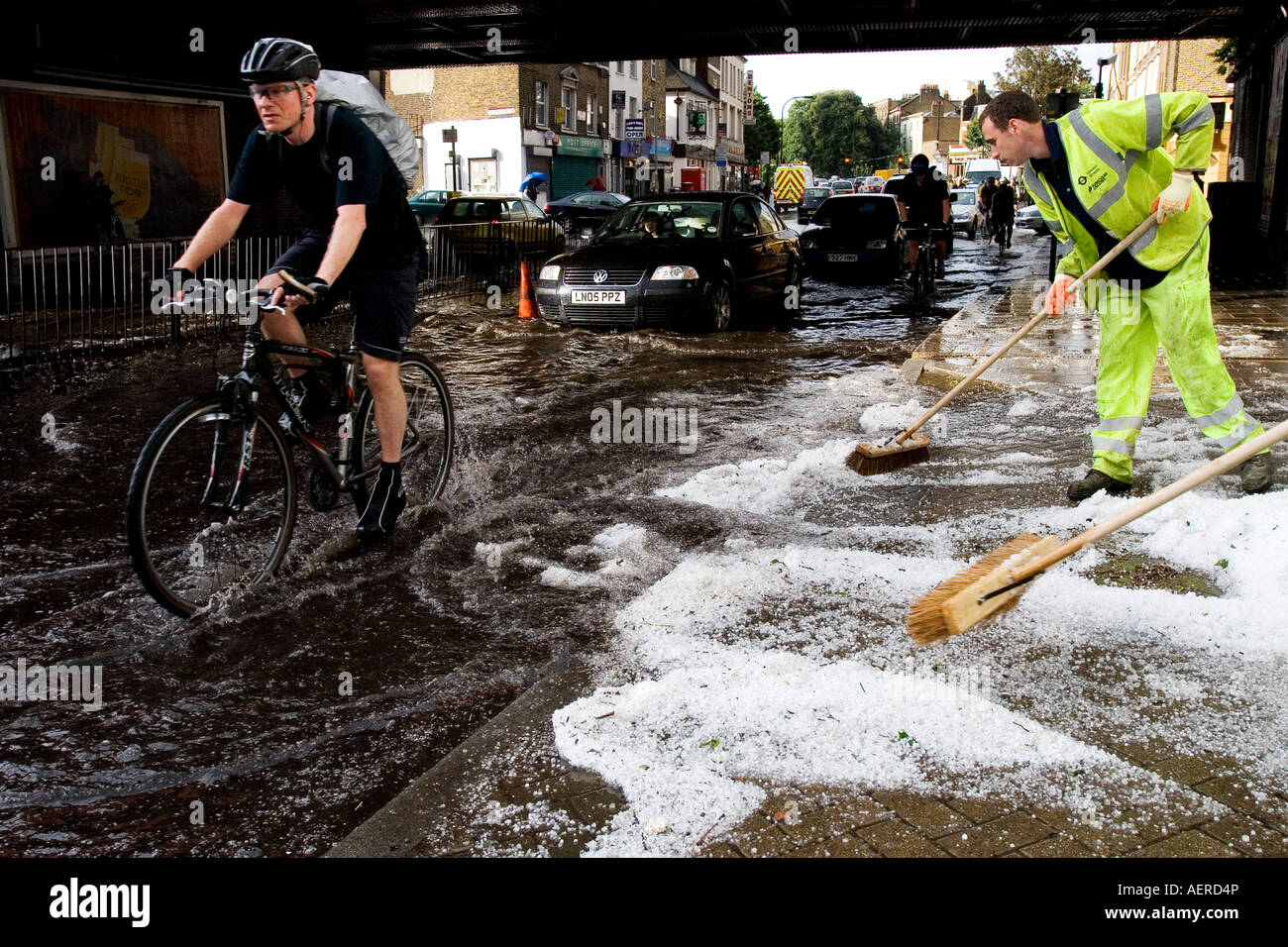 Pendler, die ihren Weg durch Hochwasser nach einem Freak Hagelsturm im Zentrum von London, im Sommer 2007. Stockfoto