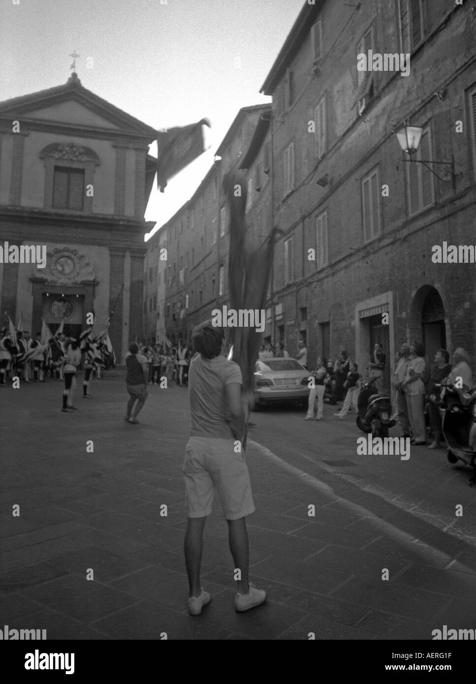 Bunte Straßenumzug der Fahnenschwinger in mittelalterlichen Kostümen Palio UNESCO World Heritage Site Siena Mittelitalien Italia Europa Stockfoto