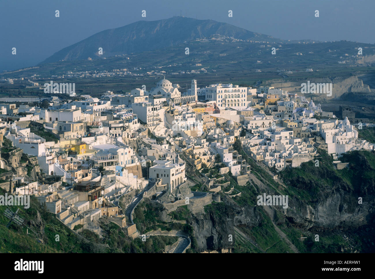 Griechenland, Kykladen, Ägäis, Santorini Thira thront am Kraterrand Stockfoto