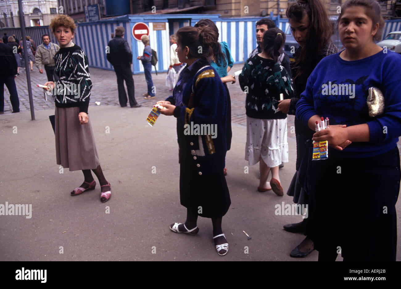 Riga Lettland Roma-Frauen, die Lippenstift vor dem Hauptbahnhof um 1989 1980er 1990er HOMER SYKES verkaufen Stockfoto