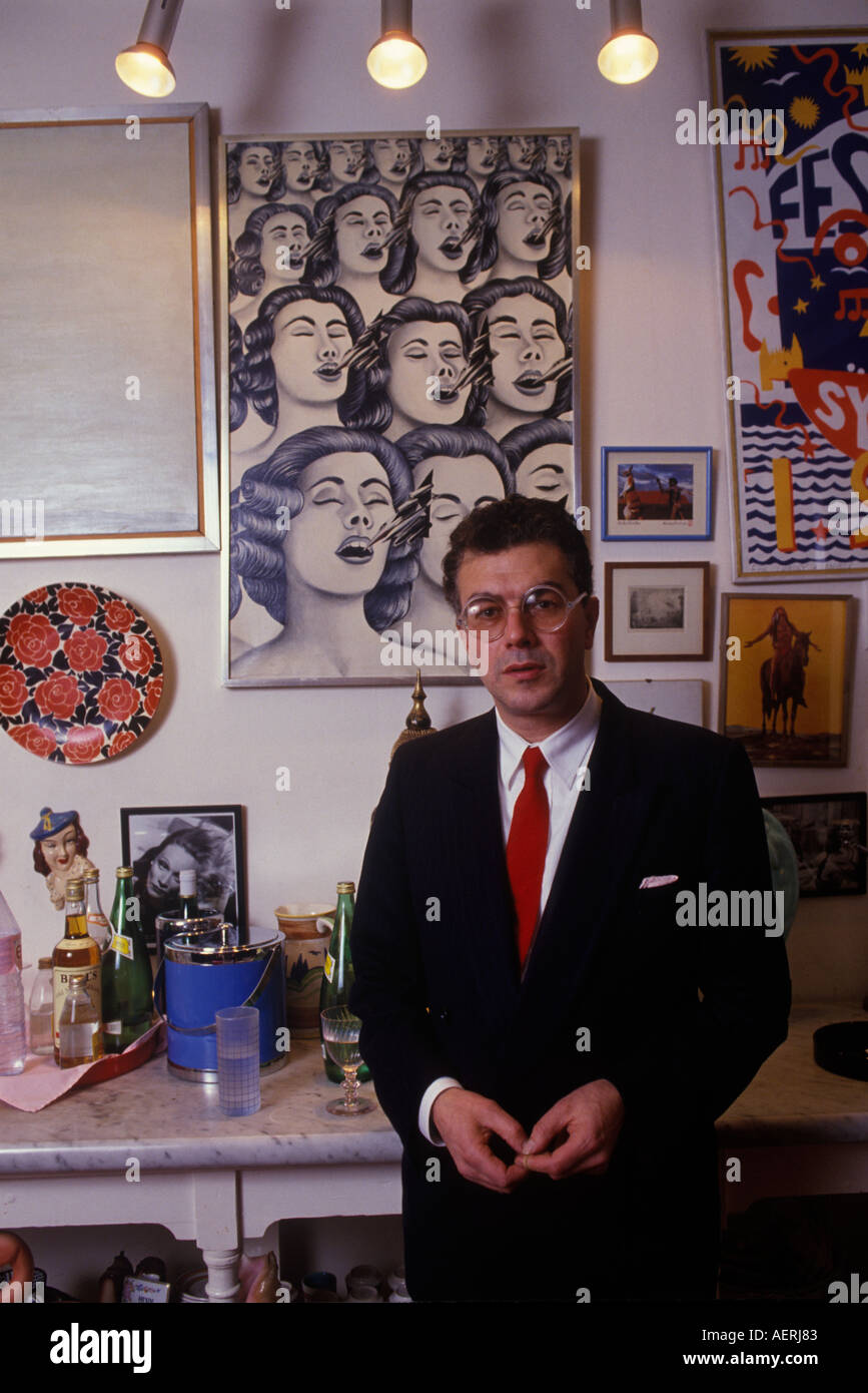 Michael Simon White war ein britischer Theaterimpresiario und Filmproduzent. In seinem Londoner Büro. 1975 70er Jahre. GROSSBRITANNIEN. HOMER SYKES Stockfoto