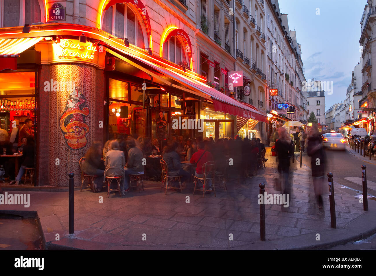 Straßencafé in der Nacht an der Ecke der Rue de Seine Rue de Buci St Germain des Pres-Rive Gauche-Paris Frankreich Stockfoto