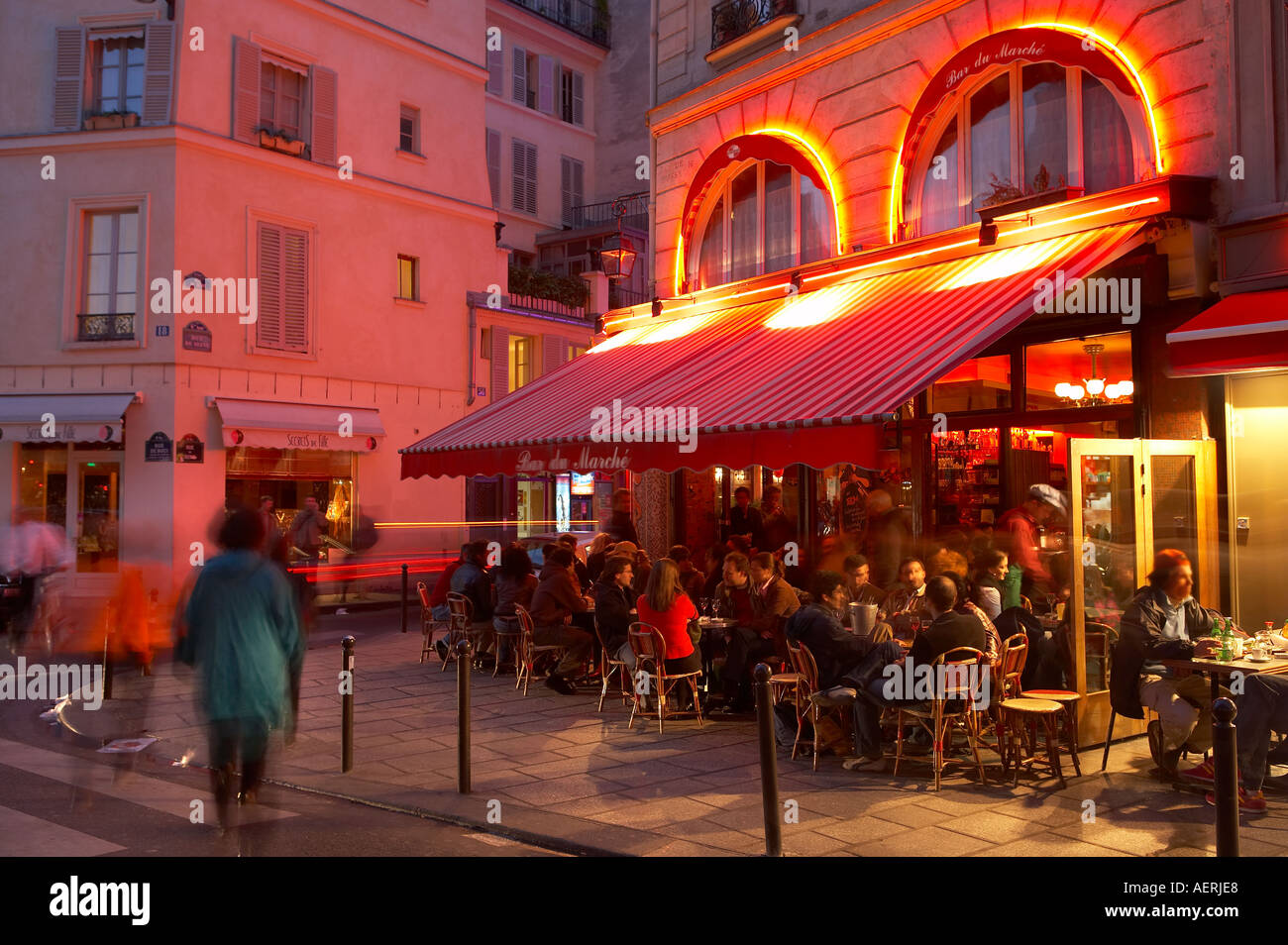 Straßencafé in der Nacht an der Ecke der Rue de Seine Rue de Buci St Germain des Pres-Rive Gauche-Paris Frankreich Stockfoto