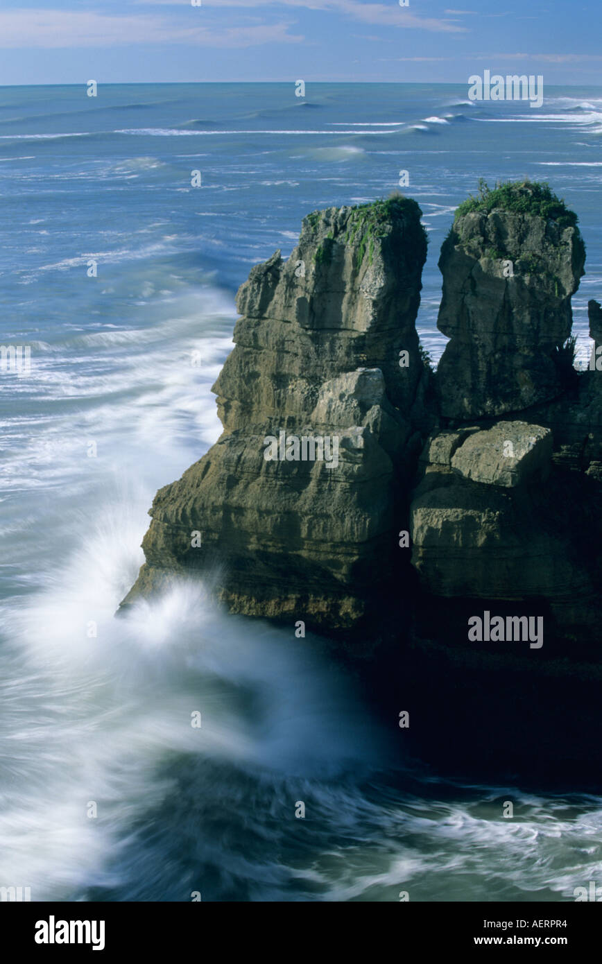 Neuseeland, Südinsel, Wellen und Felsen in Punakaiki (Pfannkuchen) Felsen Stockfoto