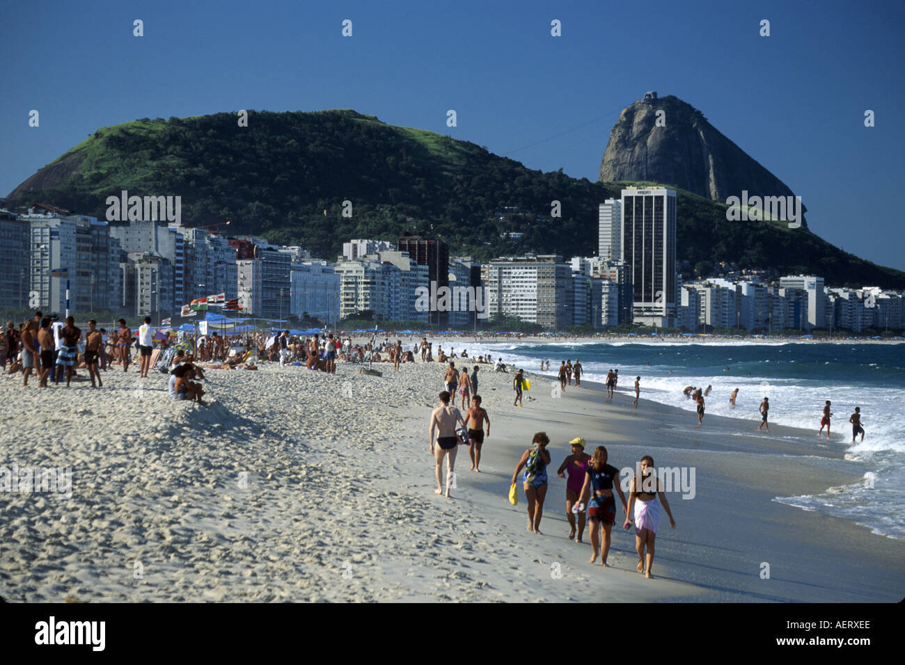 Brasilien, Brasilien, Brasilien, Südamerika, Panamerikanisch, Lateinamerikanisch, Portugiesisch sprechend, Rio de Janeiro, Cocoabana Beach, Carioca, Sand, Hotels, Surgarloaf, Berg, b Stockfoto