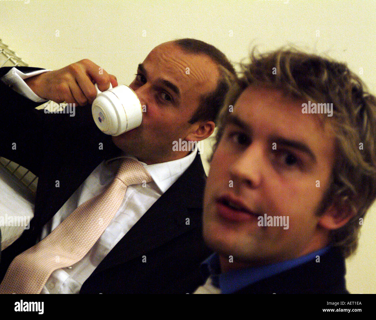 Zwei junge Männer einen Tee trinken Stockfoto
