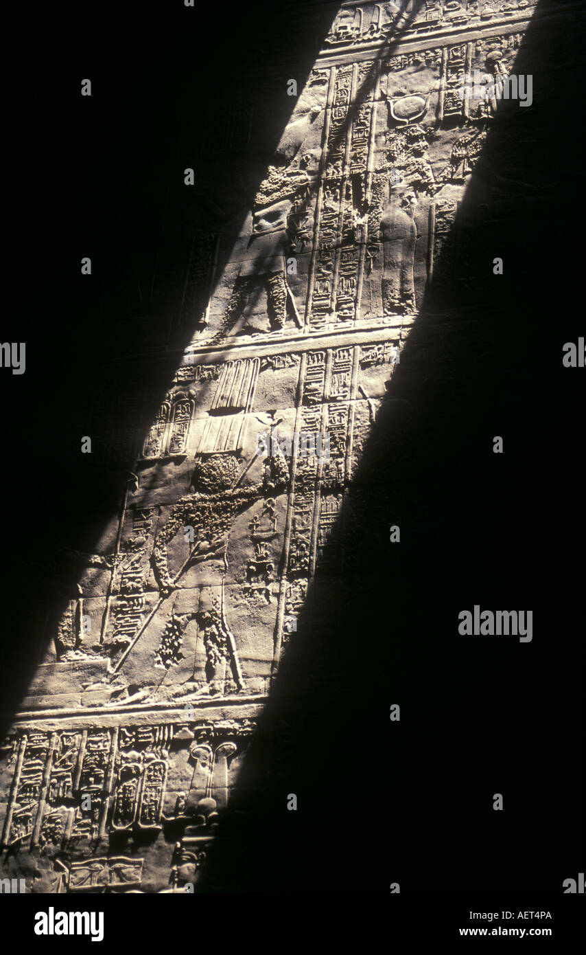 Eine Welle des Lichtes zeigt Heiroglyphics in Edfu, Ägypten Stockfoto