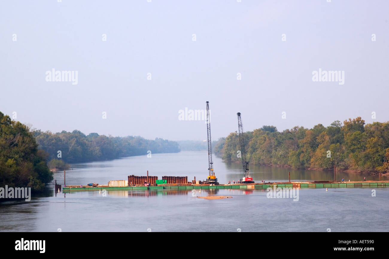 Bauarbeiter mit schweren Maschinen bauen einen Damm am Congaree River bei Columbia, South Carolina, USA. Stockfoto