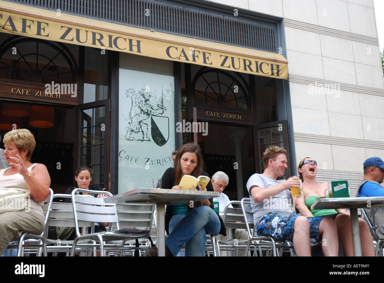Menschen mit einem Drink auf der Terrasse des Cafe Zürich Ramblas Barcelona Spanien Stockfoto