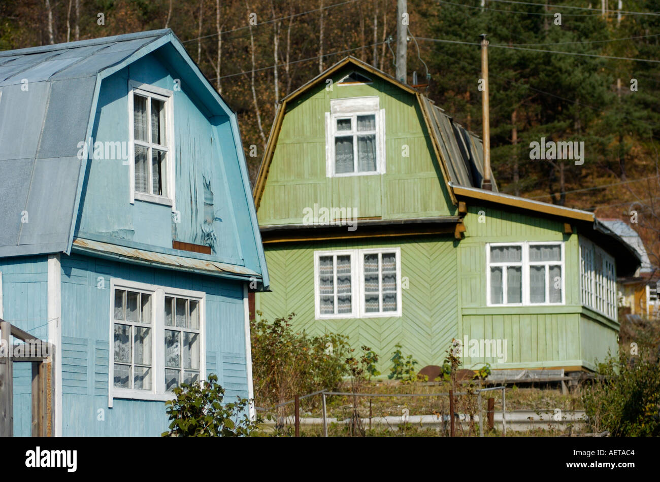 Traditionelle russische Datschen in der Landschaft der Insel Sachalin in Russland 2005 Stockfoto