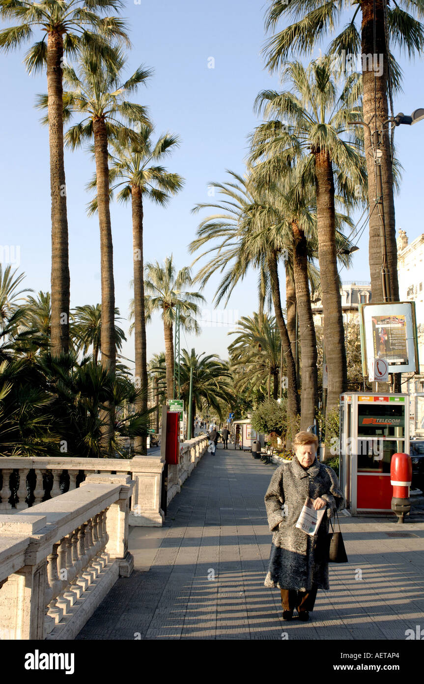 Einheimische nehmen einen Morgenspaziergang in San Remo Italien Stockfoto