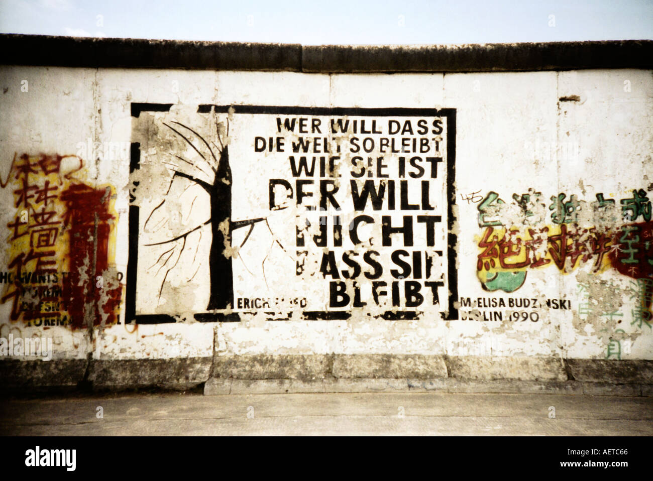Wandbild Berliner Mauer East Side Gallery Berlin Gedicht von Erich Fried Deutschland Europa - Bild auf einer Lomo-Kamera aufgenommen Stockfoto