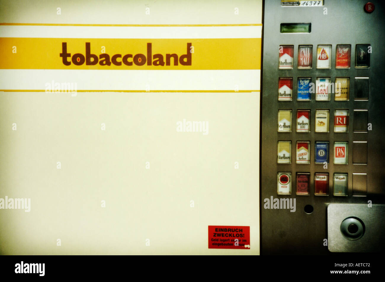 Tobaccoland Zigarettenautomat in Berlin Deutschland Europa - Bild auf einer Lomo-Kamera aufgenommen Stockfoto