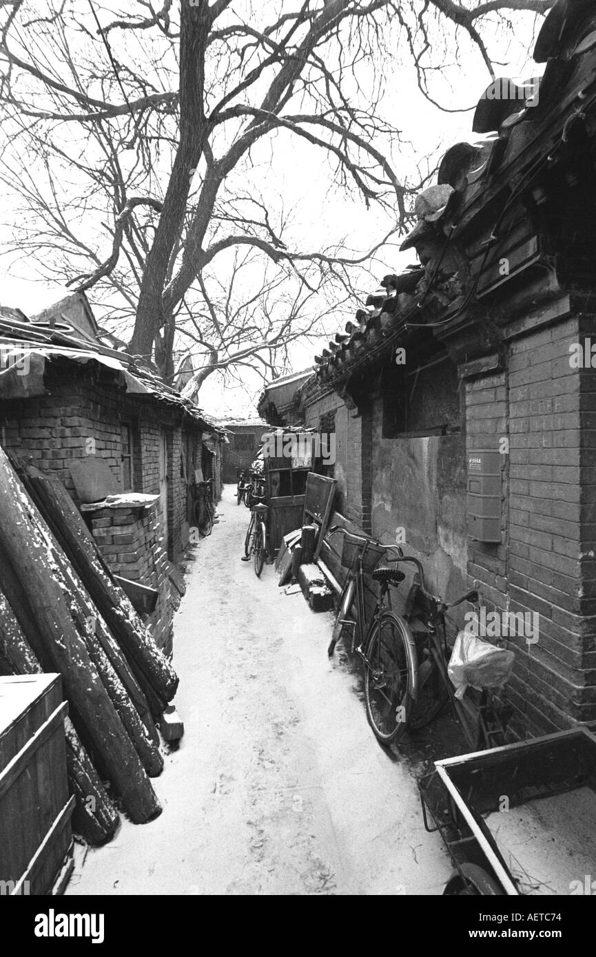 Eine schmale Beijing Hutong im Schnee im Winter 2003 China Stockfoto