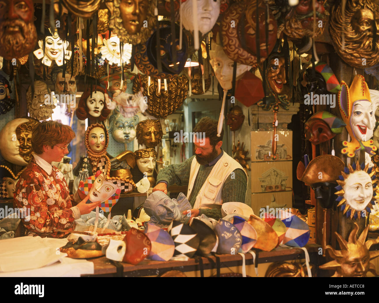 Meister Maskenmacher im MondoNov Maschere Shop in Venedig Stockfoto