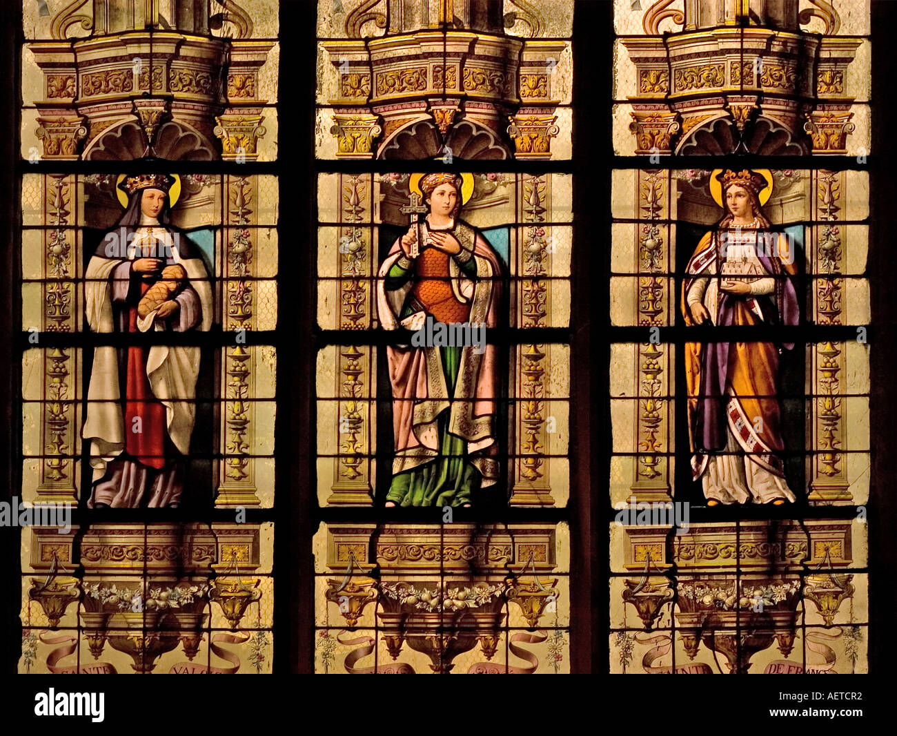 Paris, Frankreich. Kirche von St. Medard auf Rue Mouffetard. Detail der Glasfenster mit drei weiblichen Heiligen Stockfoto