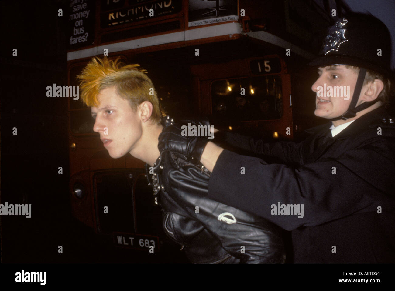 Polizist Verhaftungen ein Punk Rocker London England 1980 s UK HOMER SYKES Stockfoto