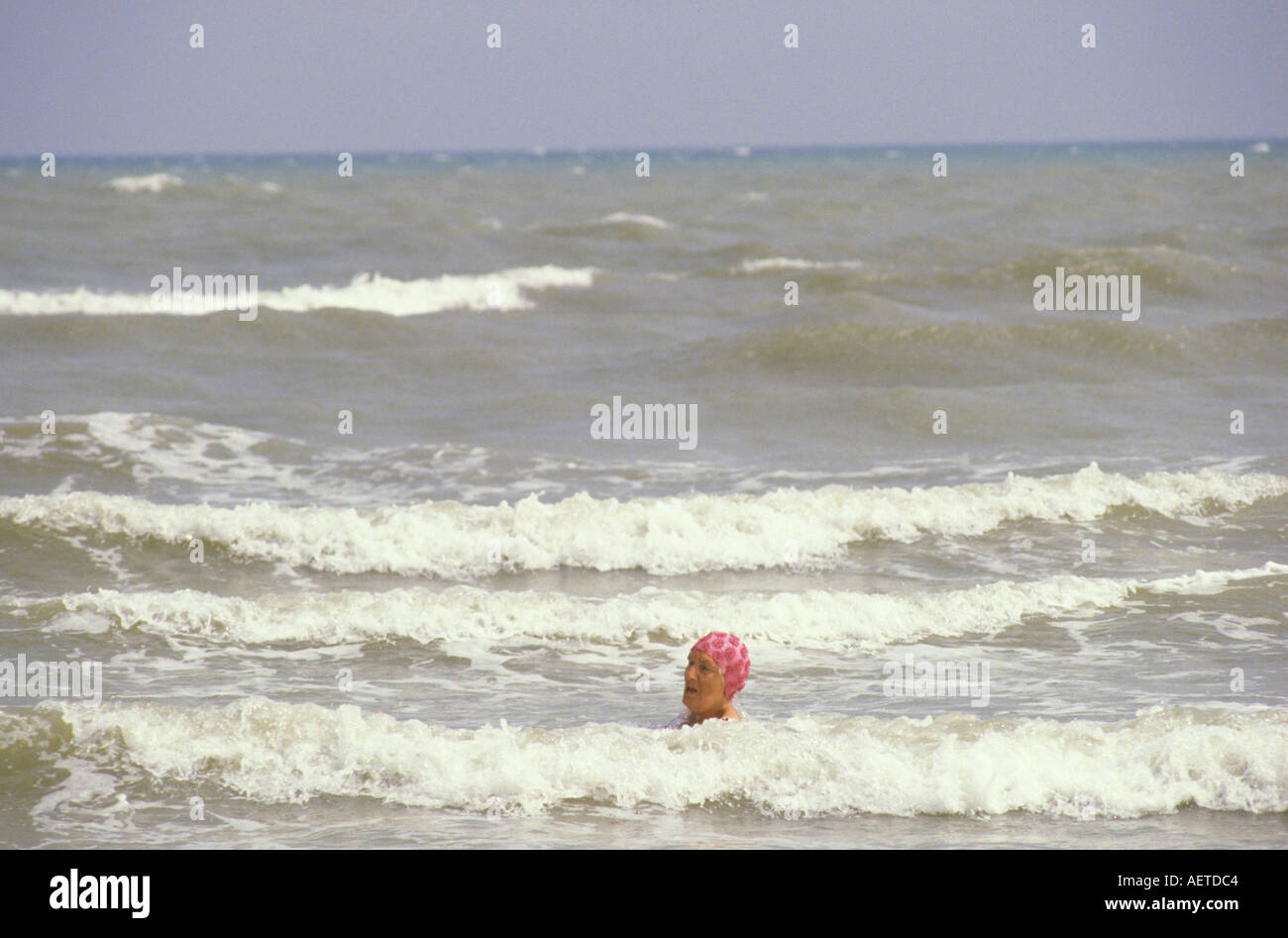 Altersrente schwimmt im englischen Kanal vor Brighton East Sussex England 2001 2000er Jahre HOMER SYKES Stockfoto