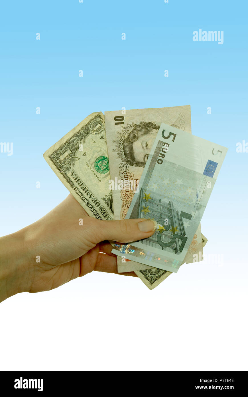 Hand hält gemischt Währung Banknoten Stockfoto