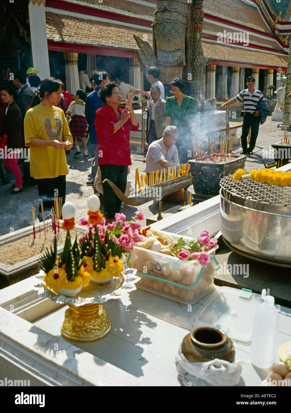 Thailand Bangkok Grand Palace Religion Gläubige an der Smaragd-Buddha-Kapelle Stockfoto