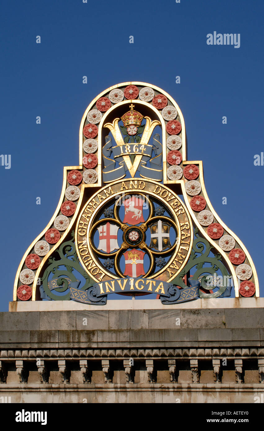 Die reich verzierten und grandiosen Wappen lange aufgelösten London, Chatham und Dover Gleis Stockfoto