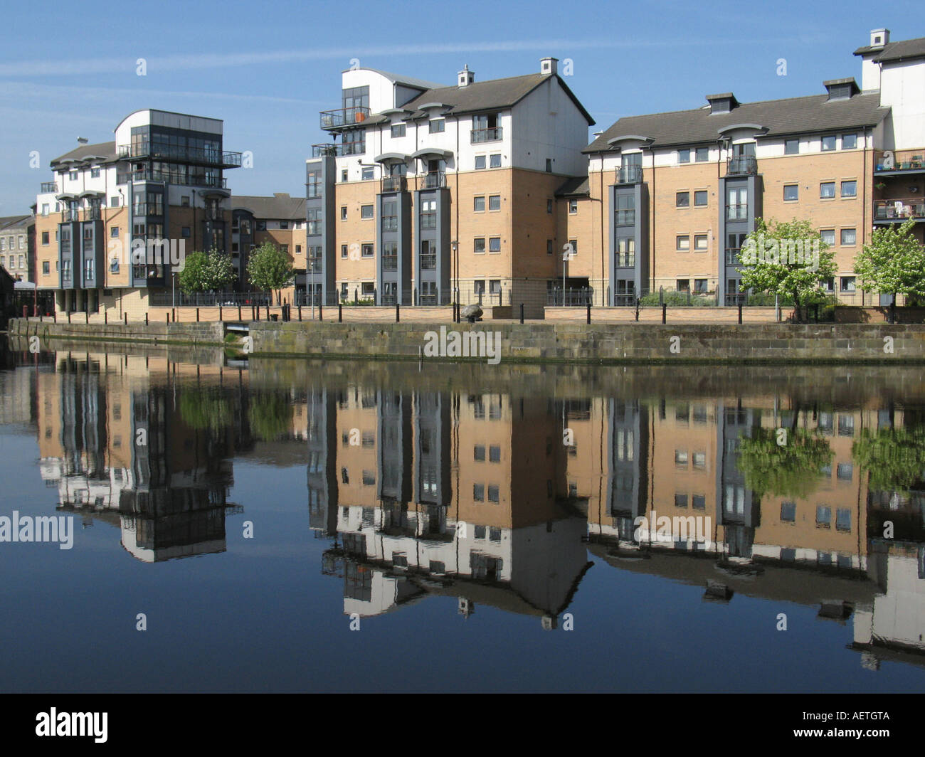 Moderne Entwicklung der Wohnungen auf Rennies Insel von der Küste bei Leith, Edinburgh, Schottland, UK gesehen. Stockfoto