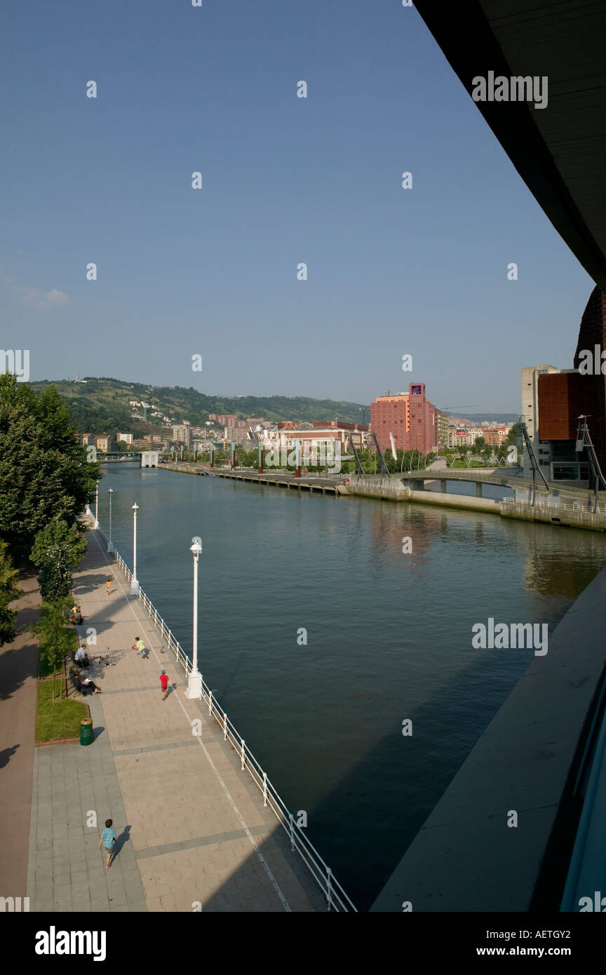 Blick auf den Fluss Nervion und Uferpromenade von Puente Euskalduna Bilbao Pais Vasco baskischen Land Spanien Europa Stockfoto