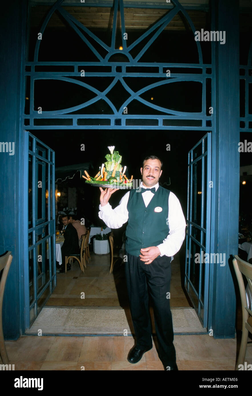 Kellner mit Unterschrift Salat an Fakhr El Din Restaurant Amman Jordanien Naher Osten Stockfoto