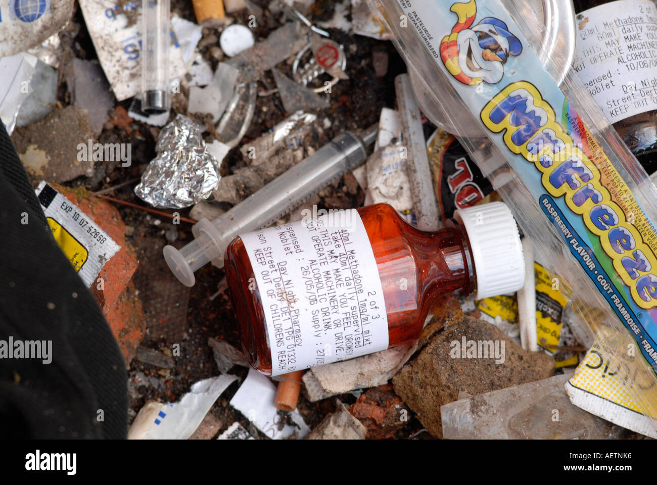 Verworfen, Methadon und Drogenkonsum Utensilien auf einer Benutzer-Höhle auf Smack Gasse Derby UK Stockfoto