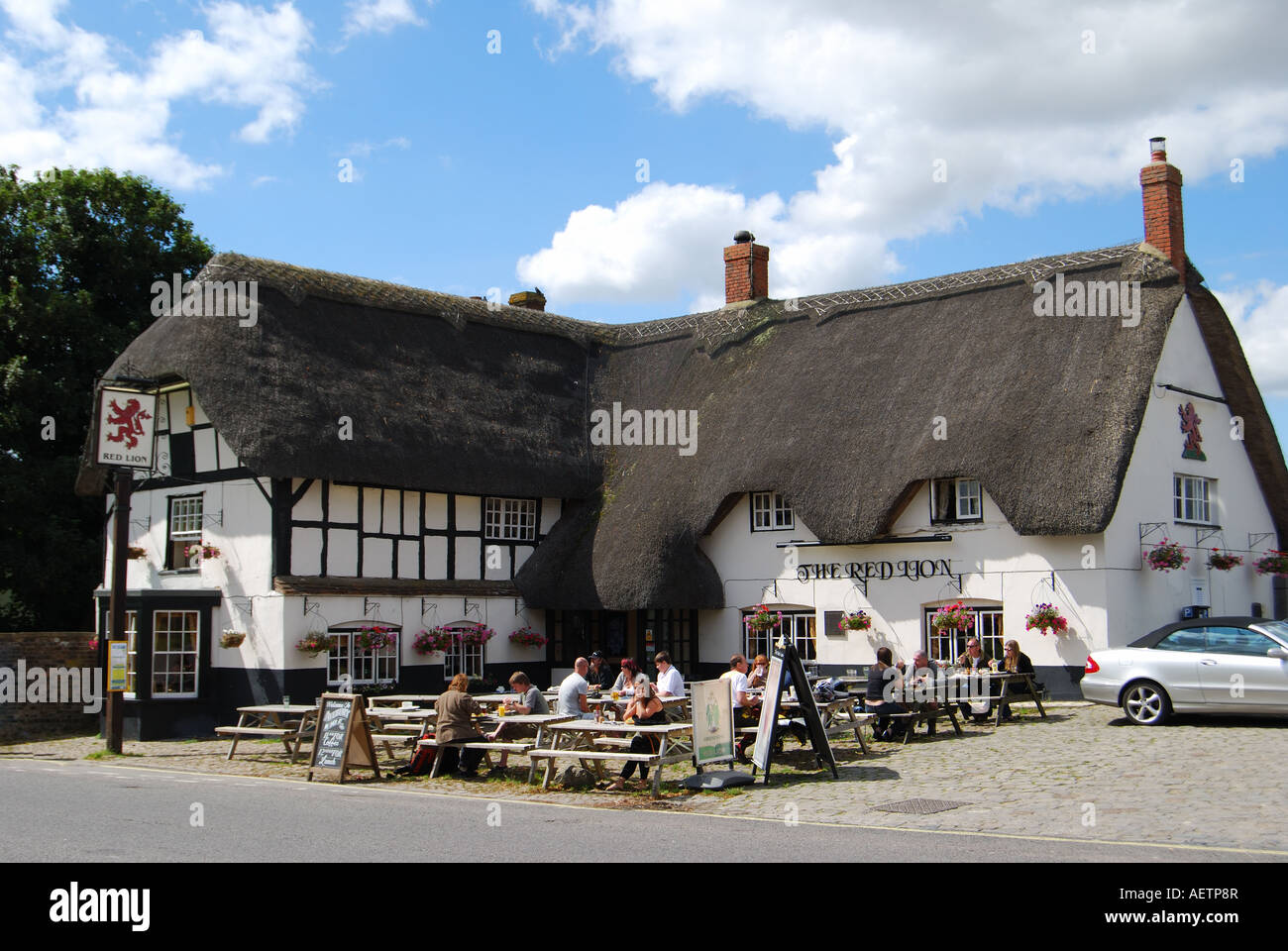 17. Jahrhundert das Red Lion Pub, High Street, Avebury, Wiltshire, England, Vereinigtes Königreich Stockfoto