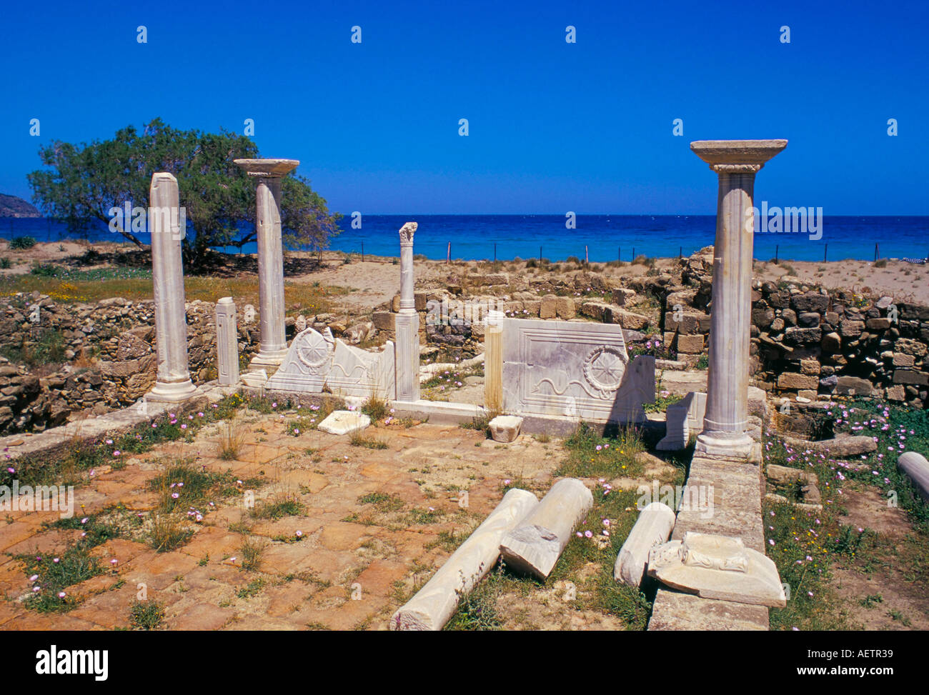 Ruinen der frühchristlichen Basilika von Agio Fotini und Pigadia Strand hinter Pigadia Karpathos Dodekanes Inseln Griechenland Medite Stockfoto