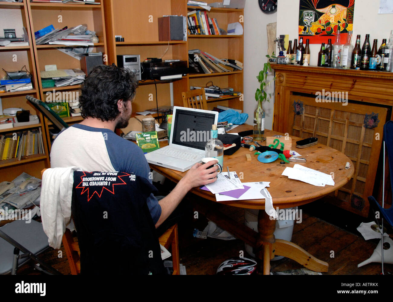 Studentin an einem Laptopcomputer arbeiten. Stockfoto