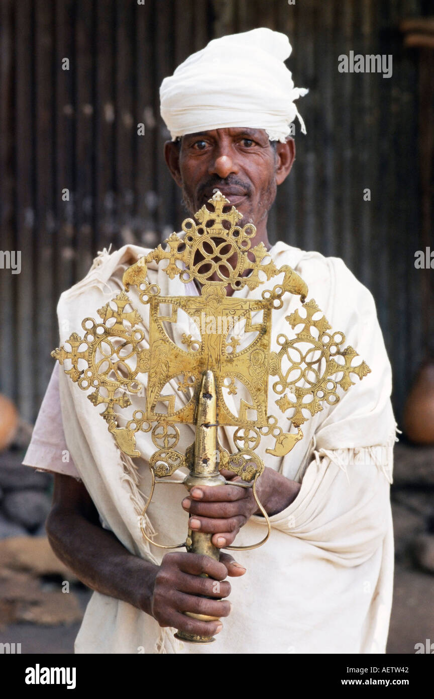 Porträt eines Mannes hält einen Schatz aus der Narga Selassie christlichen Kirche Insel Dek Lake Tana Gondar Region Äthiopiens Afr Stockfoto