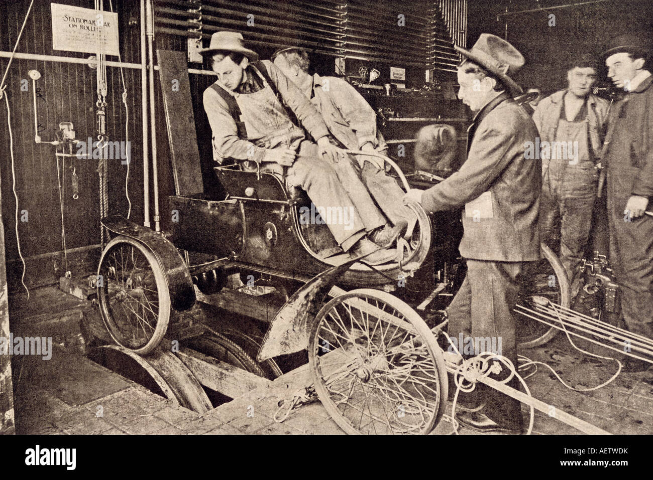 Schüler lernen, wie man Treiber zu starten und auf eine automatische Schule Maschine New York City 1906. Halbton einer Fotografie Stockfoto