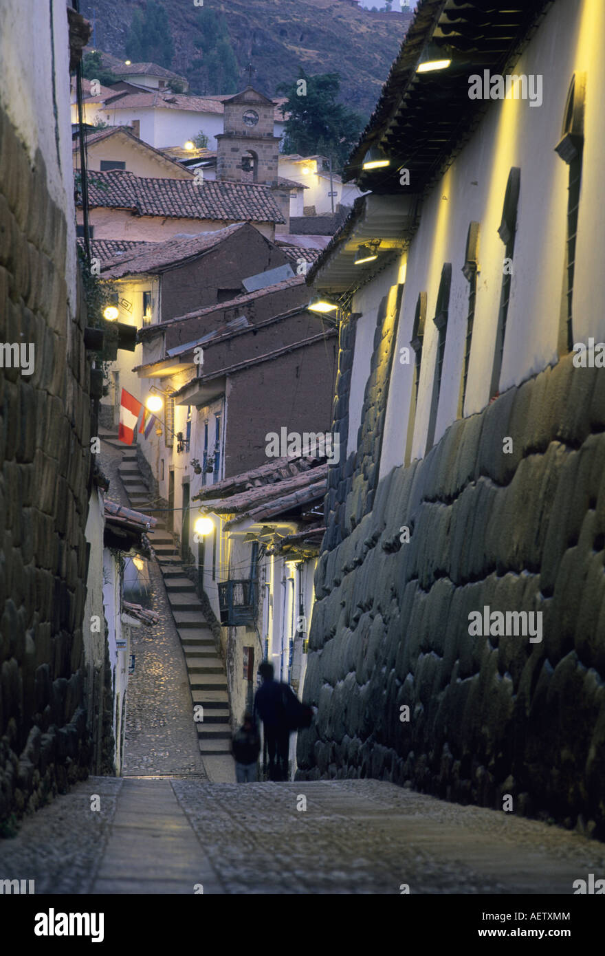 PERU, Cusco, Hatunrumiyoc, schmalen Gasse gesäumt von Inka Mauerwerk Stockfoto