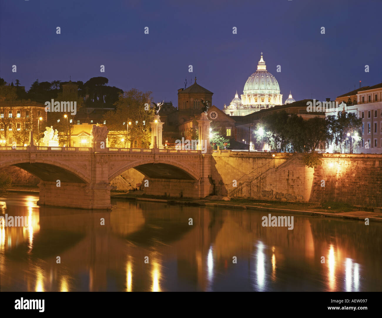 Italien Rom Brücke über den Fluss Tiber Str. Peters Basilica in der Dämmerung Stockfoto