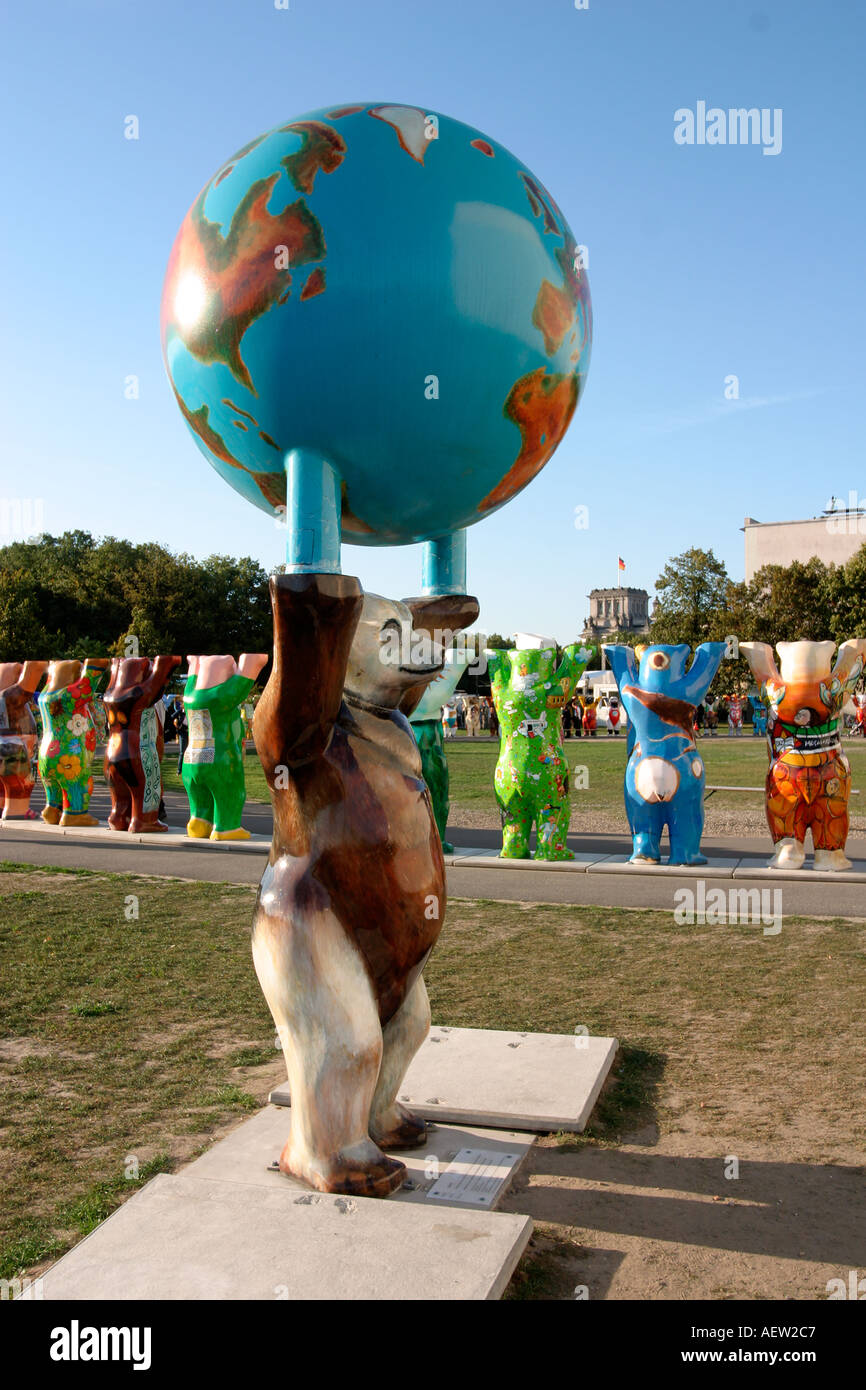 Berlin united Buddy Bears Projekt Berliner Bär mit Globus-Ausstellung auf dem Boden für die amerikanische Botschaft Stockfoto