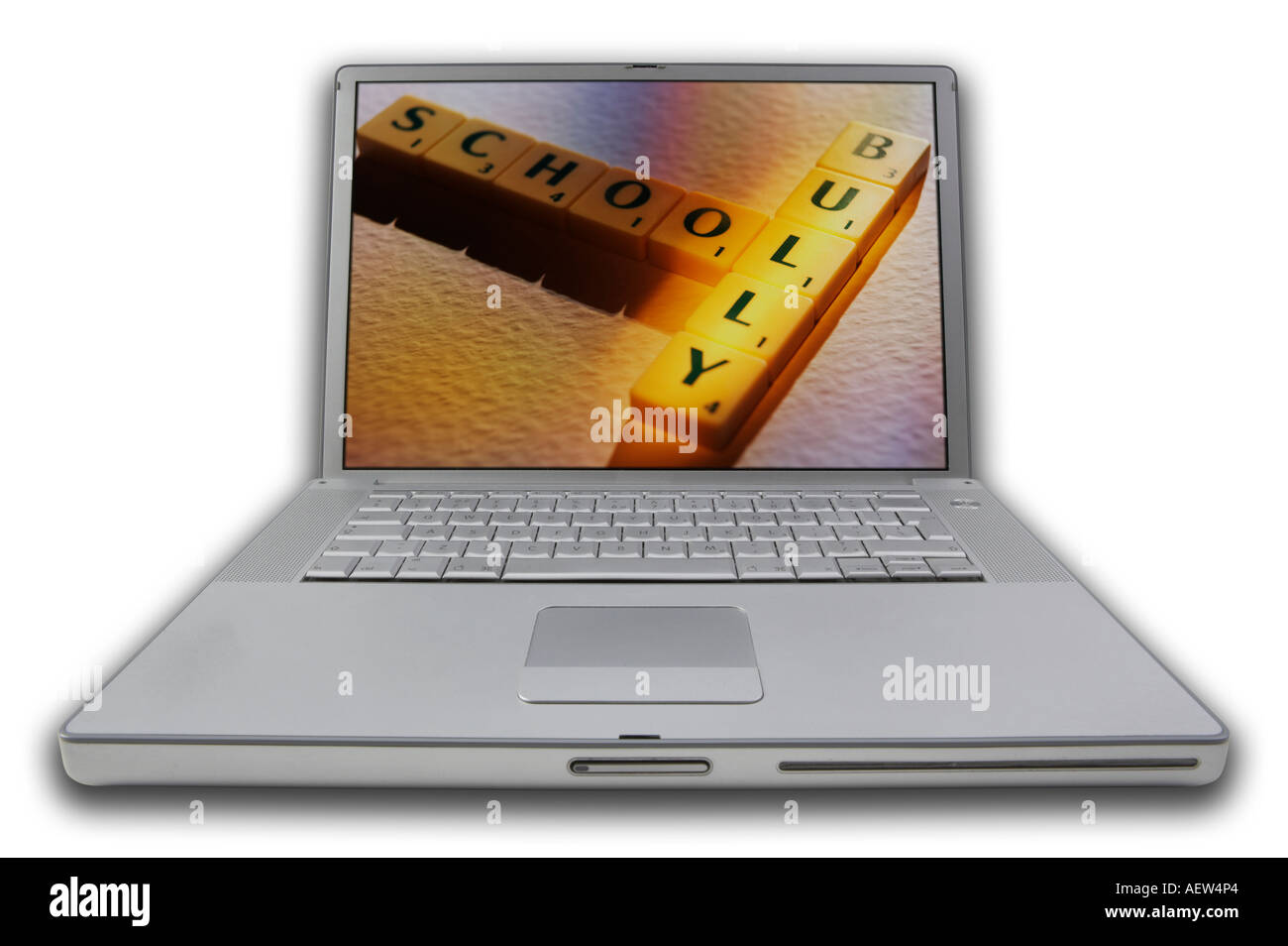 LAPTOP MIT SCRABBLE-BUCHSTABEN AUF BILDSCHIRM RECHTSCHREIBUNG WÖRTER SCHULE TYRANNISIEREN Stockfoto