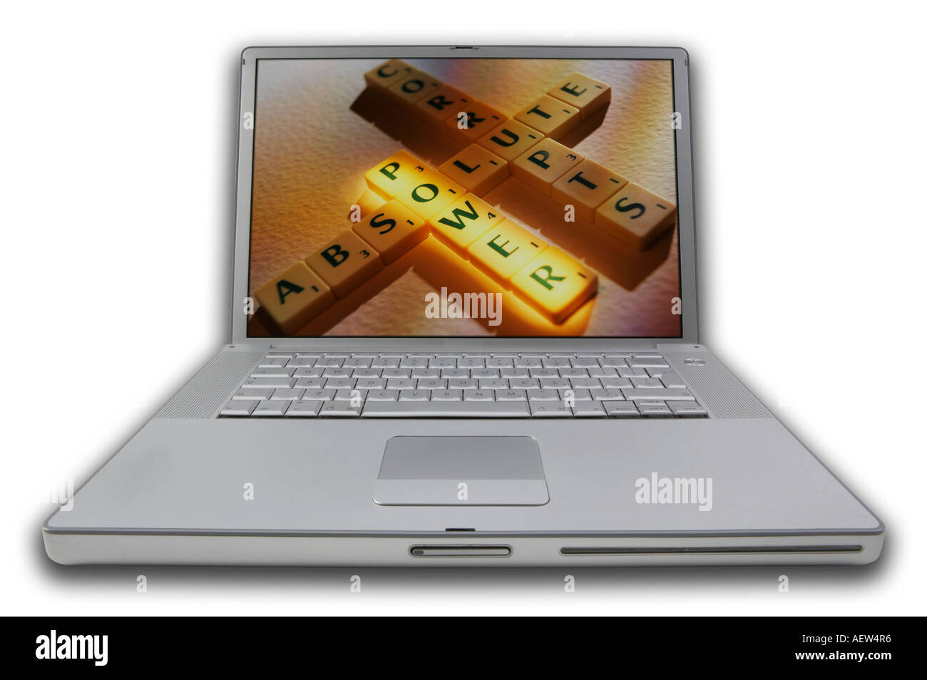LAPTOP MIT SCRABBLE-BUCHSTABEN AUF BILDSCHIRM RECHTSCHREIBUNG WÖRTER ABSOLUTE MACHT KORRUMPIERT Stockfoto