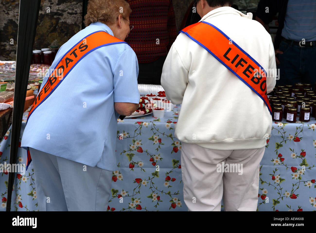Zwei Damen, die den Kauf oder Erwerb von Essen & Obst an Portsoy Festival, Moray Firth, Morayshire, Schottland Großbritannien Stockfoto